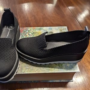 Wishbone platform sneakers